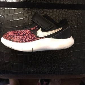 Nike toddler size 6 pink black and white shoes